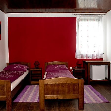 Guesthouse Pink Panther Udbina Luaran gambar