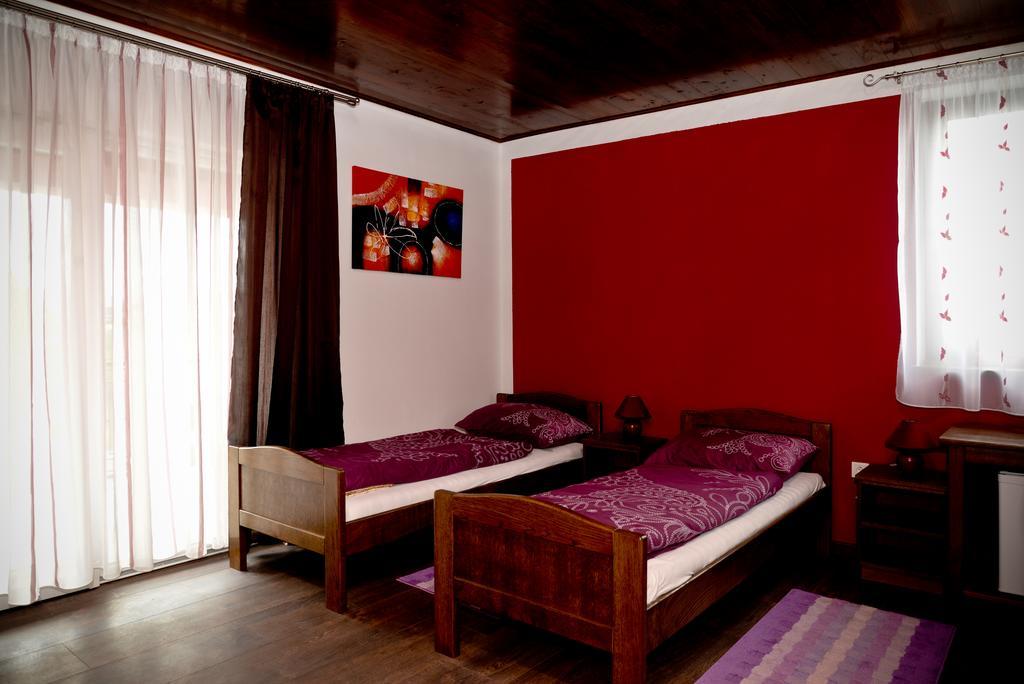Guesthouse Pink Panther Udbina Bilik gambar