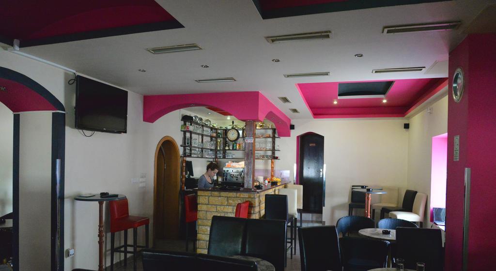 Guesthouse Pink Panther Udbina Luaran gambar