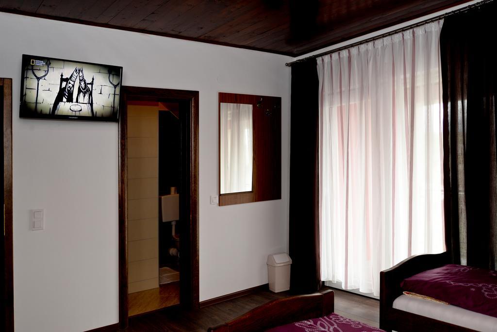 Guesthouse Pink Panther Udbina Luaran gambar