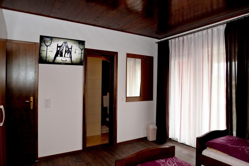 Guesthouse Pink Panther Udbina Luaran gambar
